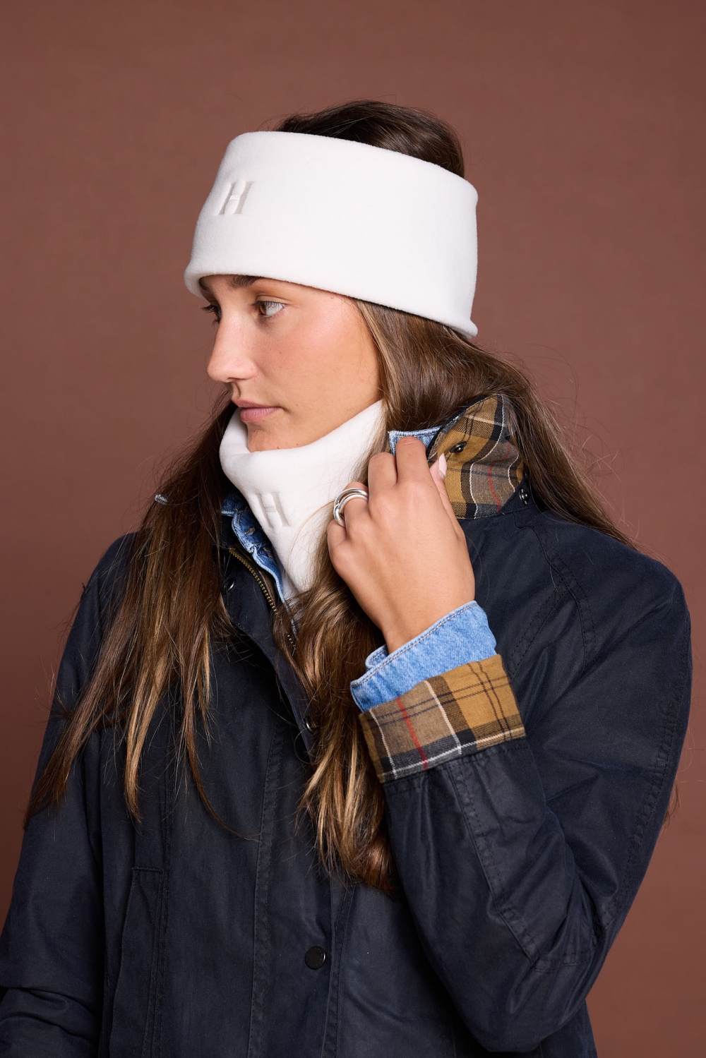 Fleece onesize pannebånd i høy kvalitet og eksklusiv tidløs stil. Design og produksjon foregår i Norge. Pannebåndet er elastisk og deilig og mykt. Passer til alle typer aktivitet og trening og holder deg god og varm på kalde dager.