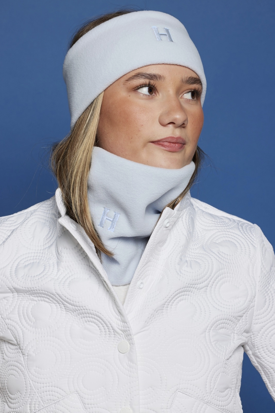 Fleece onesize pannebånd i høy kvalitet og eksklusiv tidløs stil. Design og produksjon foregår i Norge. Pannebåndet er elastisk og deilig og mykt. Passer til alle typer aktivitet og trening og holder deg god og varm på kalde dager.