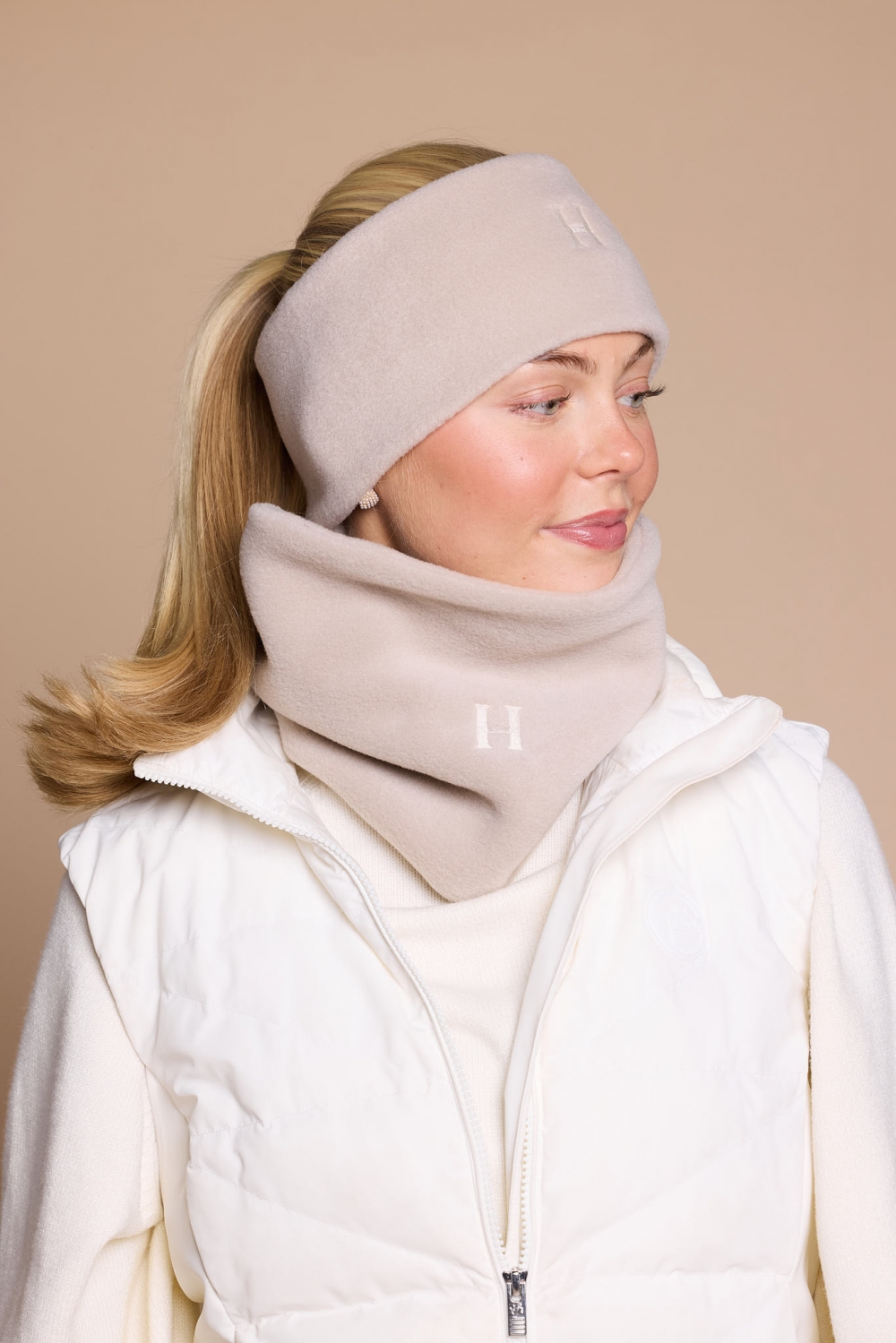 Fleece onesize pannebånd i høy kvalitet og eksklusiv tidløs stil. Design og produksjon foregår i Norge.  Pannebåndet er elastisk og deilig og mykt. Passer til alle typer aktivitet og trening og holder deg god og varm på kalde dager. 
