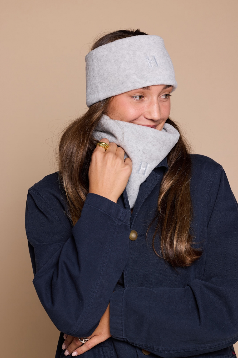 Fleece onesize pannebånd i høy kvalitet og eksklusiv tidløs stil. Design og produksjon foregår i Norge.  Pannebåndet er elastisk og deilig og mykt. Passer til alle typer aktivitet og trening og holder deg god og varm på kalde dager. 