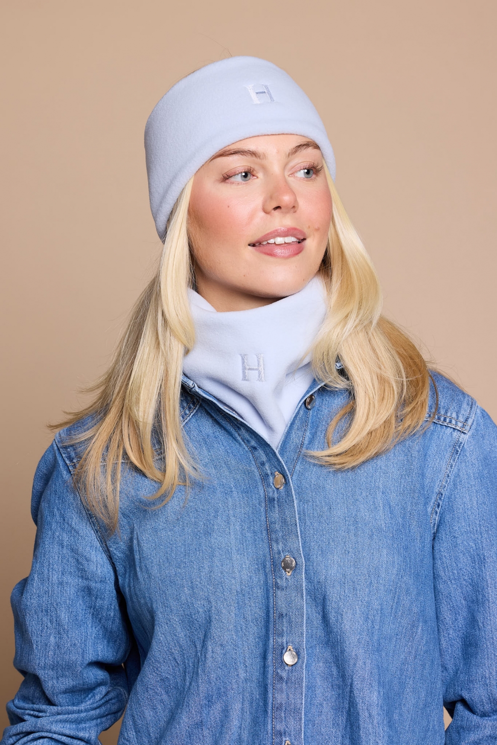 Fleece onesize pannebånd i høy kvalitet og eksklusiv tidløs stil. Design og produksjon foregår i Norge. Pannebåndet er elastisk og deilig og mykt. Passer til alle typer aktivitet og trening og holder deg god og varm på kalde dager.